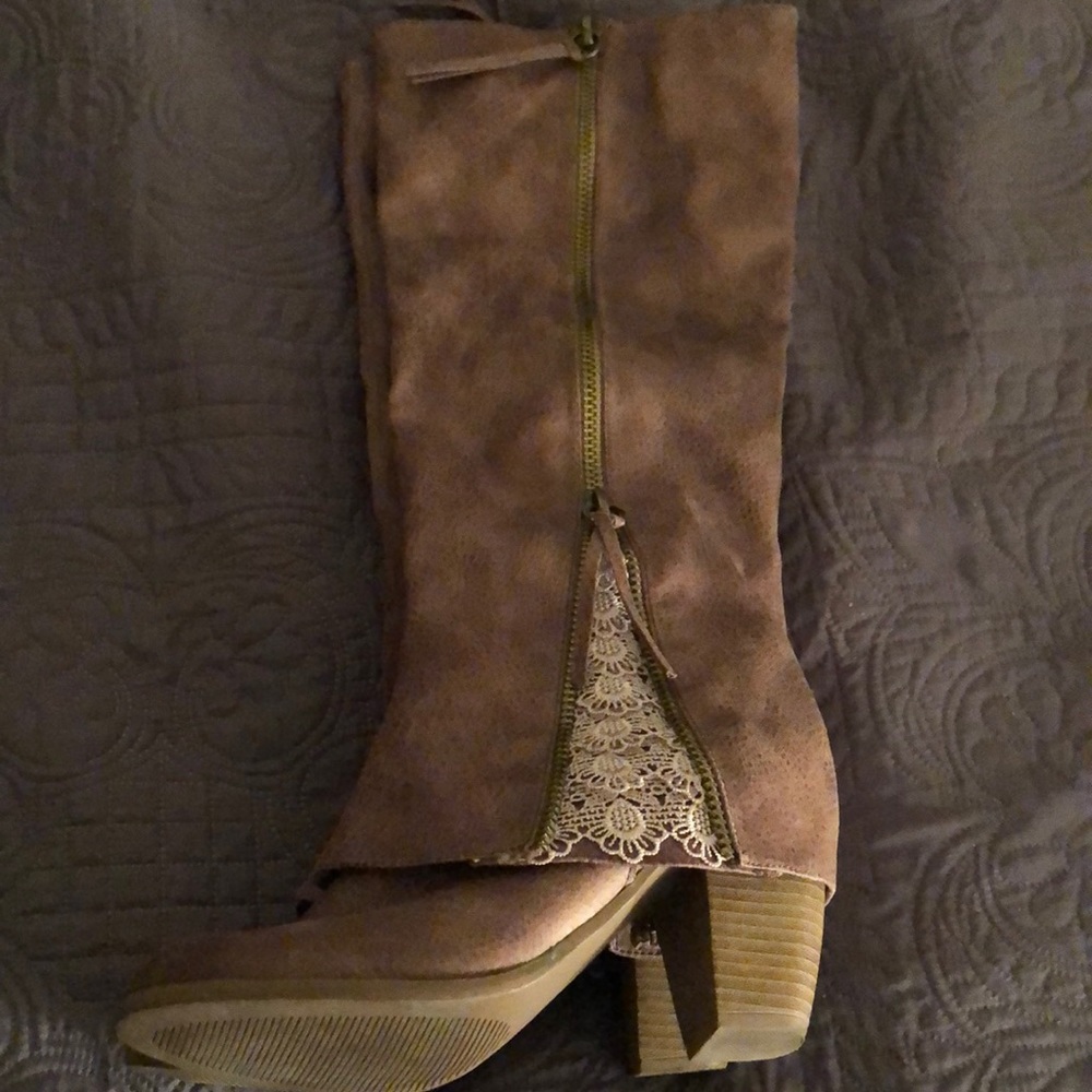 Boots - Picture 3 of 5
